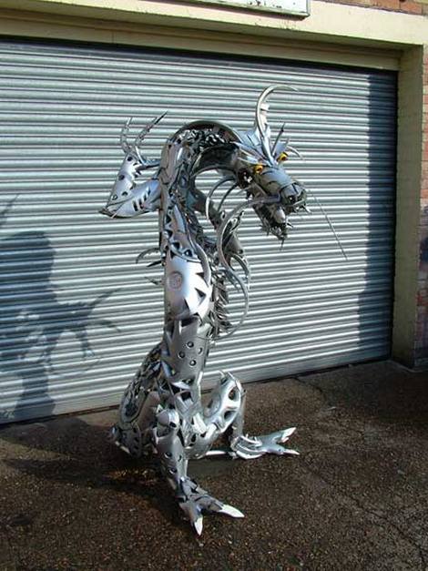 Англичанин сделал скульптуру дракона из колесных колпаков