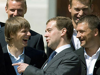 Медведев попросил бразильцев помочь российскому футболу
