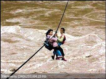 Китайских детей избавили от необходимости рисковать жизнью по пути в школу