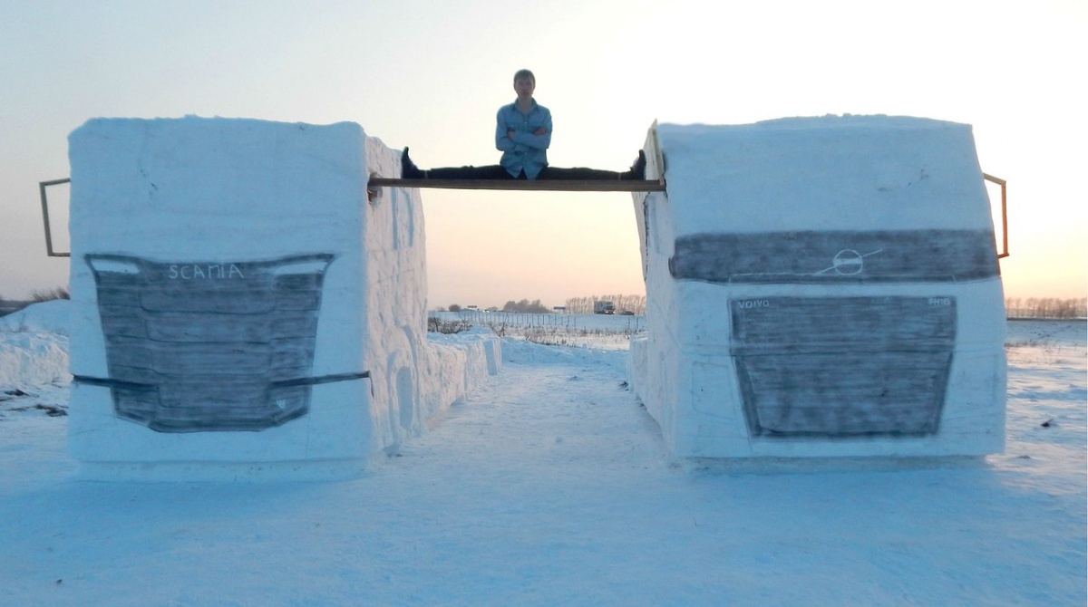 Сибиряк повторил трюк Ван Дамма с двумя грузовиками из снега‍