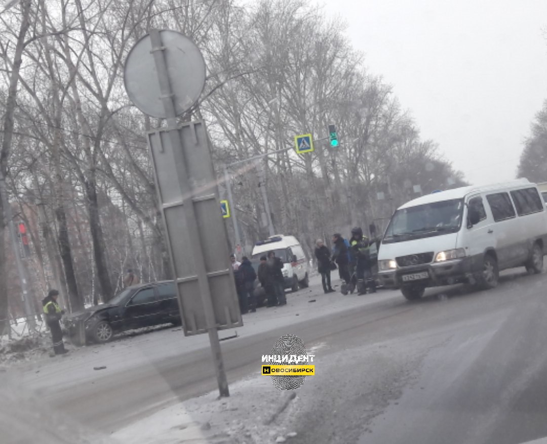 Массовое ДТП пяти автомобилей произошло на Петухова в Новосибирске