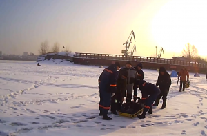 Со льда Оби в Новосибирске был эвакуирован рыбак с инсультом