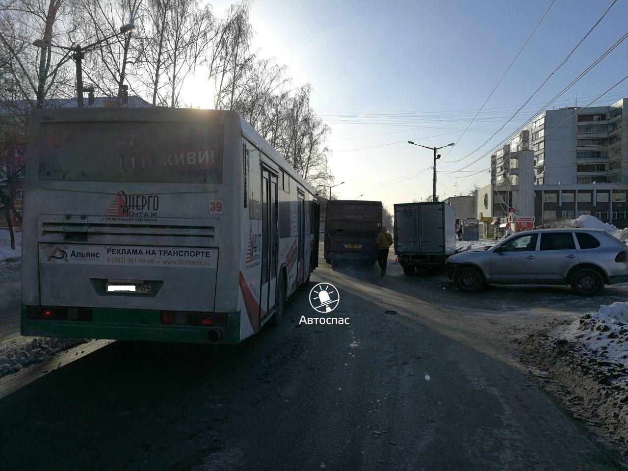 В Новосибирске произошло массовое ДТП с участием автобуса №98