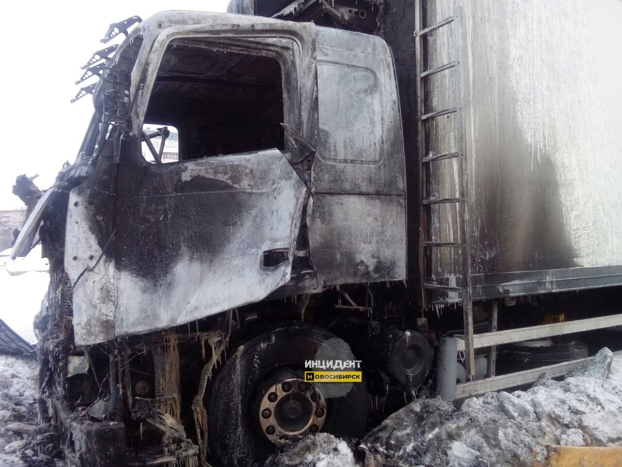 13 пожарных тушили подожженный ночью грузовик в Новосибирске
