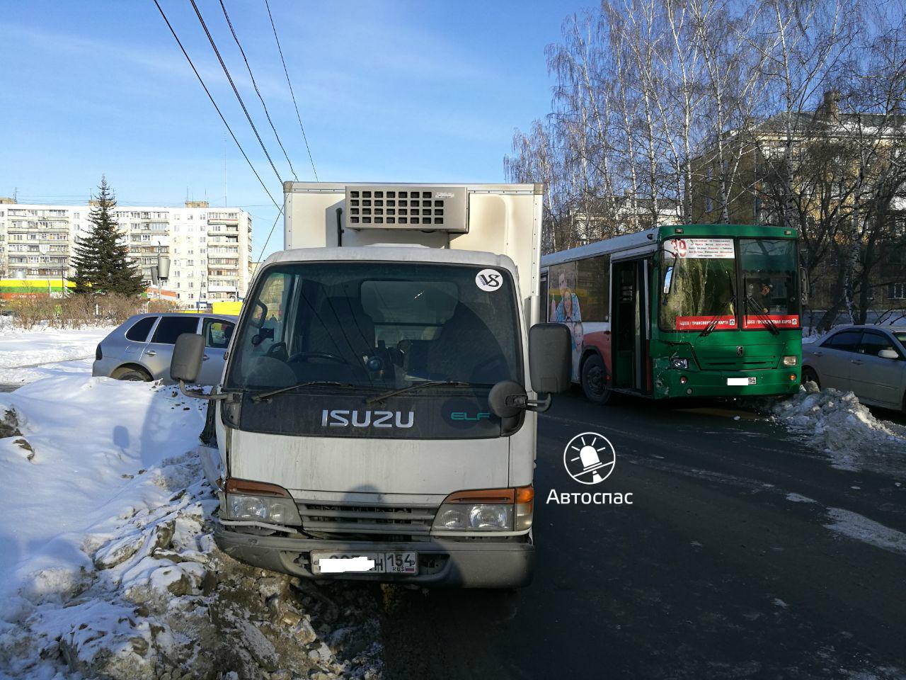 В Новосибирске произошло массовое ДТП с участием автобуса №98