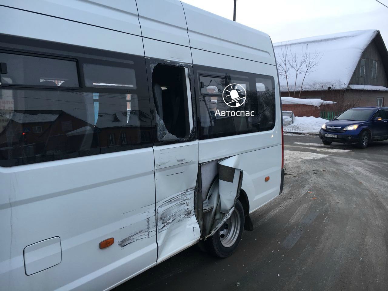 В Новосибирске произошло ДТП фуры и маршрутки №11 с пассажирами