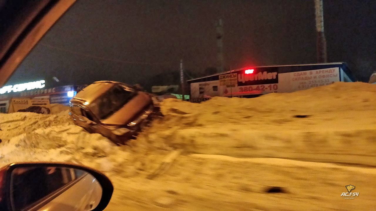 Водитель кроссовера оказался в снежном плену в Новосибирске