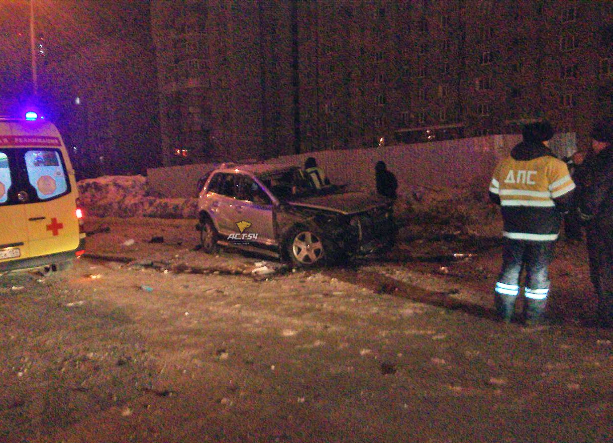 Смертельное ДТП в Новосибирске: водитель и пассажиры вылетели из иномарки