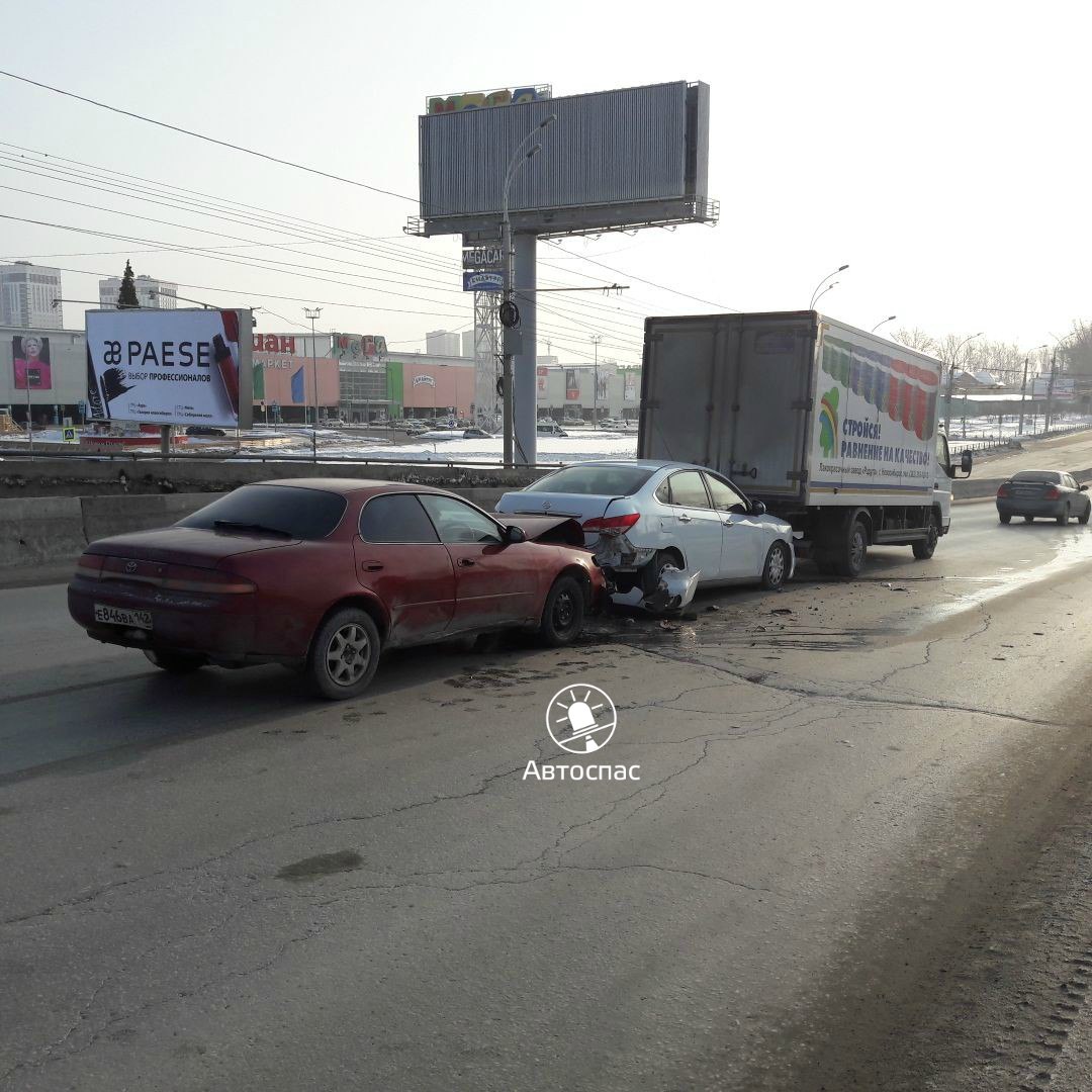В Новосибирске произошло массовое ДТП грузовика и двух иномарок