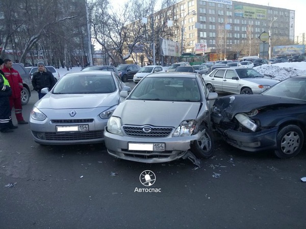 Массовое ДТП в Новосибирске: столкнулись три иномарки