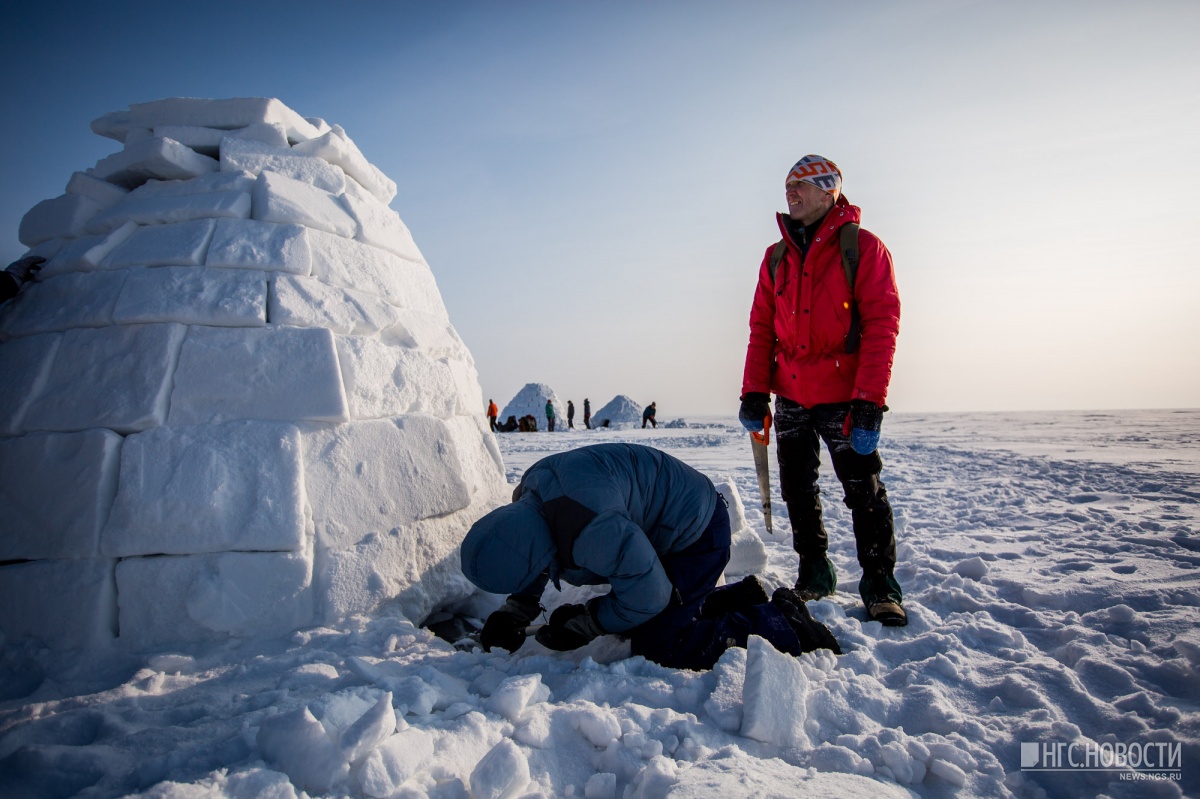 Новосибирцы построили снежные дома на берегу Обского моря
