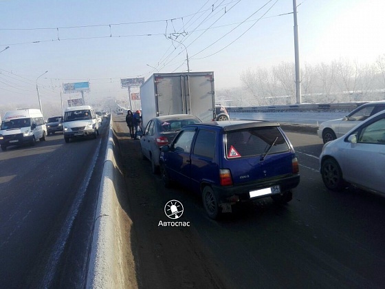 Массовое ДТП в Новосибирске: пассажирка «Оки» получила травму головы