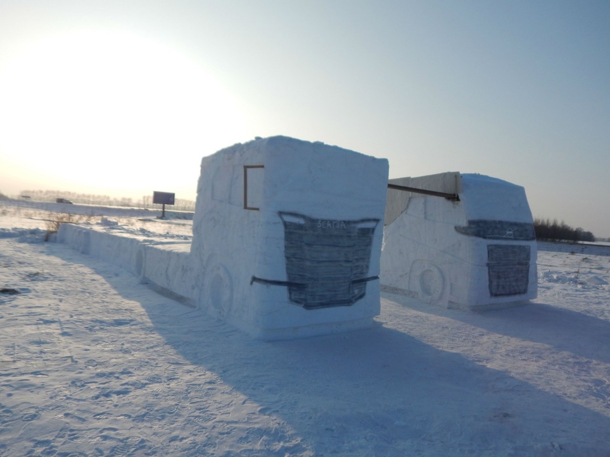 Сибиряк повторил трюк Ван Дамма с двумя грузовиками из снега‍