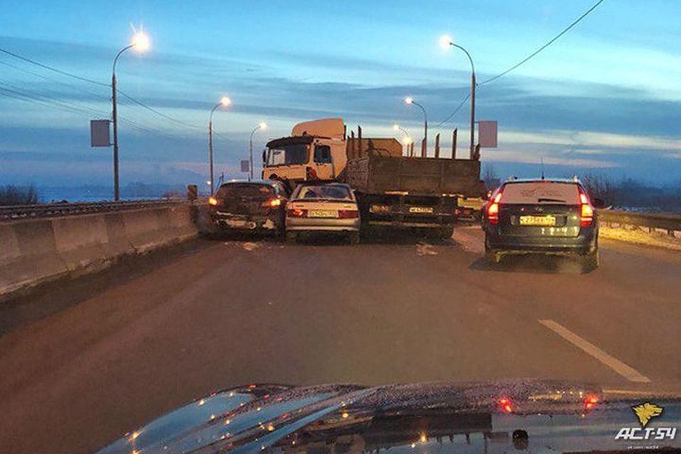 Массовое ДТП произошло в Новосибирске по дороге в аэропорт