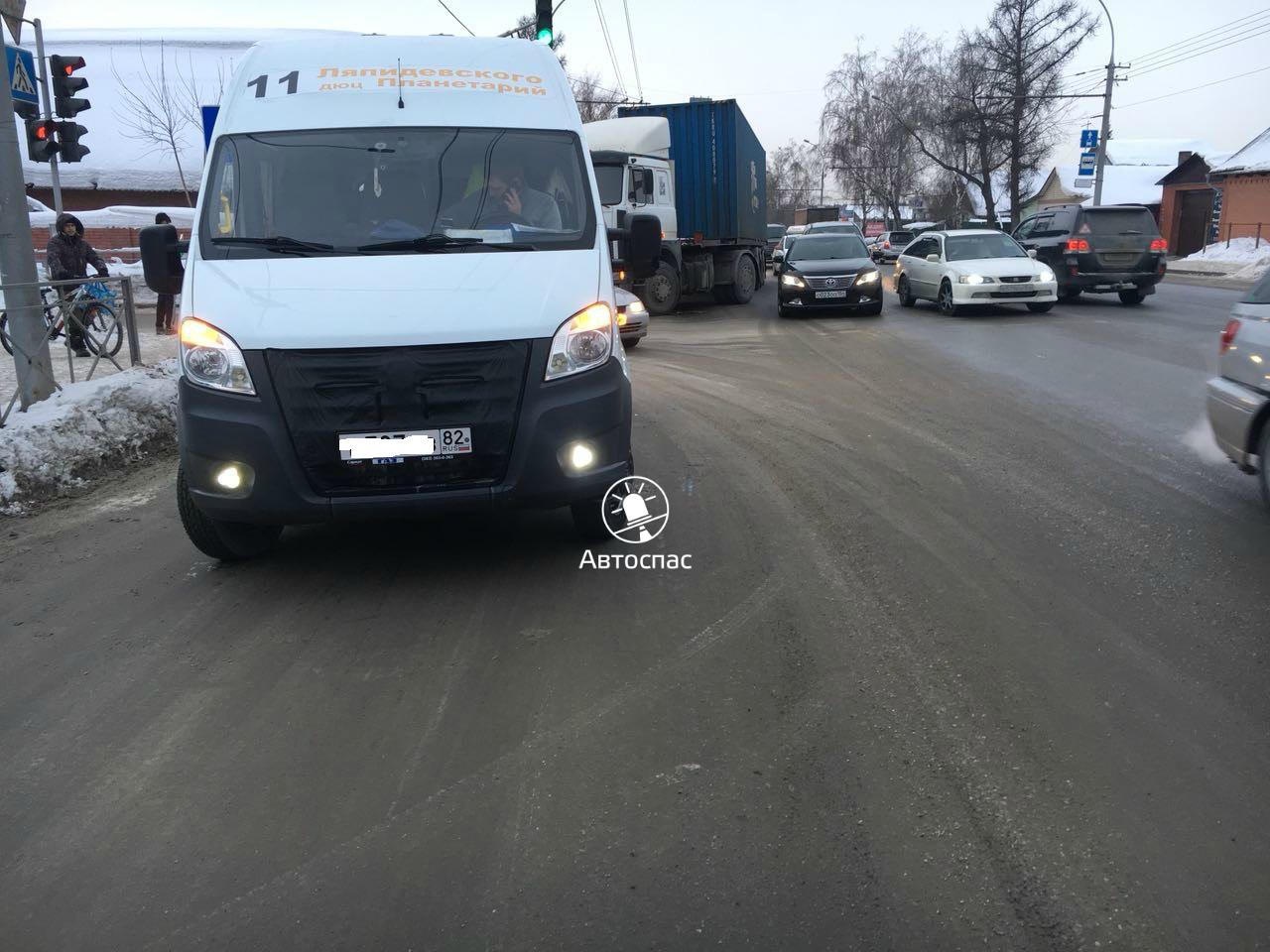 В Новосибирске произошло ДТП фуры и маршрутки №11 с пассажирами