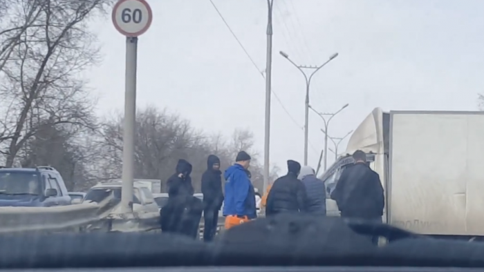 ДТП на Бердском шоссе: пассажиров и водителя зажало в кабине «Газели»