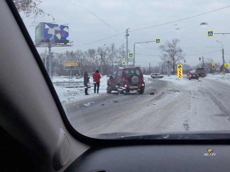 Иномарку забросило на сугроб после ДТП на Автогенной в Новосибирске