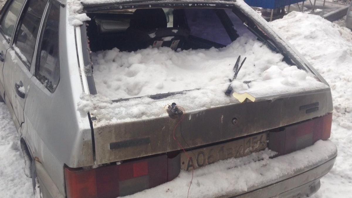 В Новосибирске припаркованный «ВАЗ» разбил упавший с крыши снег
