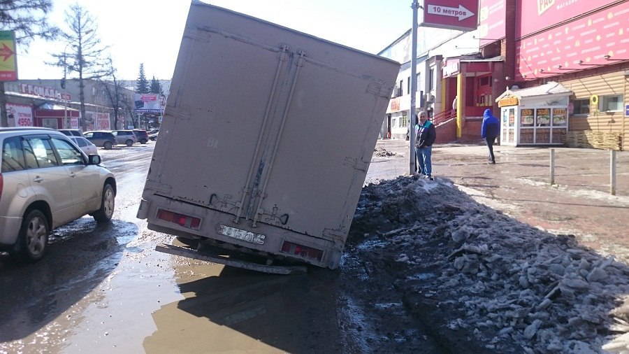 У поста ГИБДД в Бердске под продуктовым грузовиком провалилась дорога