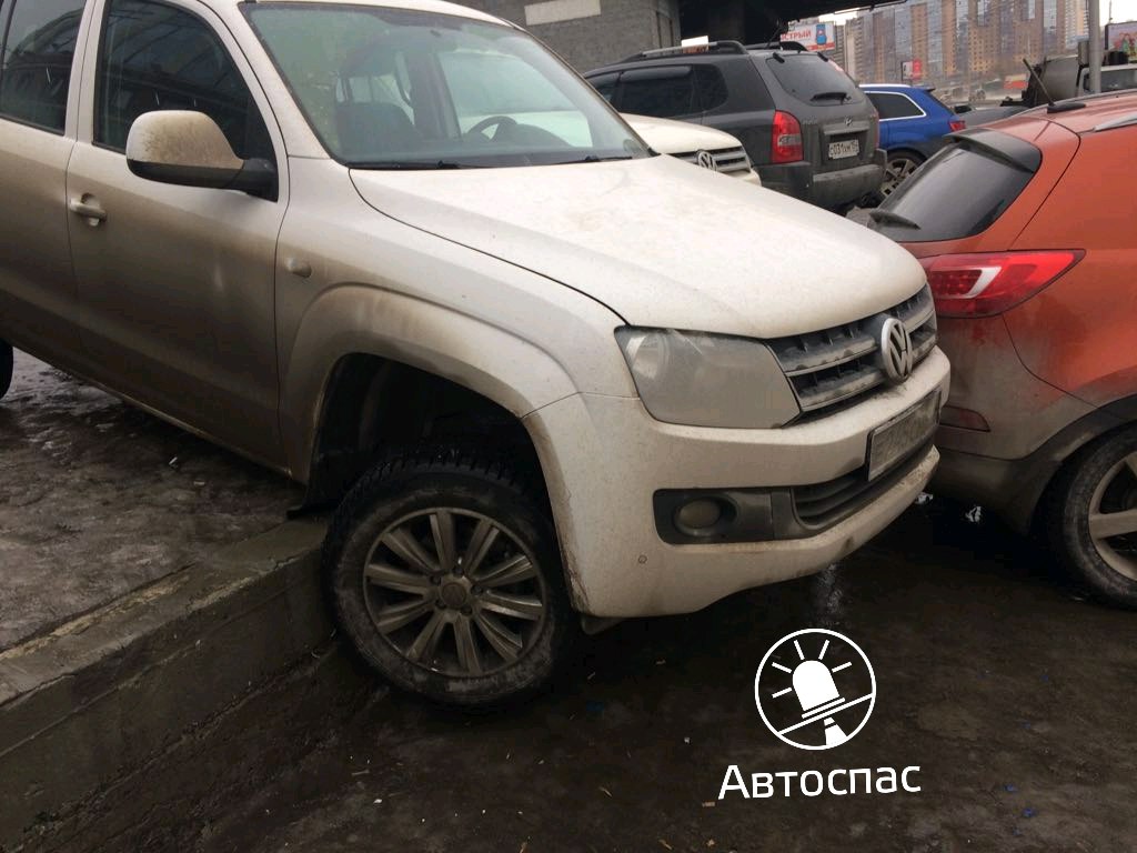 Новосибирск: две иномарки скатились с парковки на другие авто