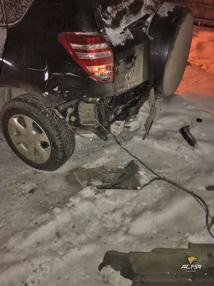 Виновник ДТП скрылся в Новосибирске, оставив фару своего BMW X6