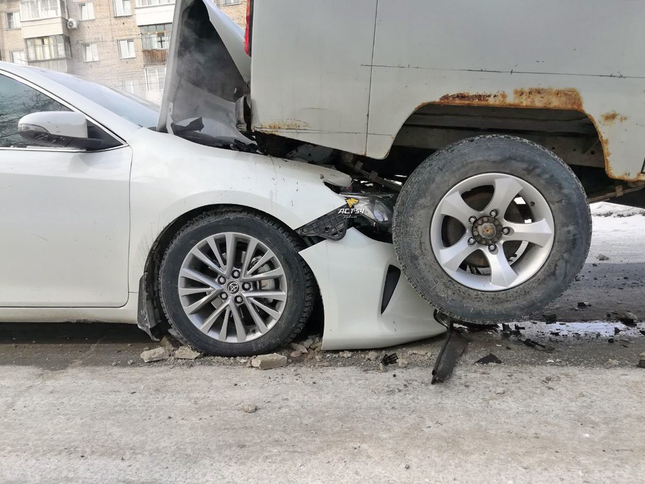 В Новосибирске произошло курьезное ДТП УАЗ «Буханки» и Toyota Camry