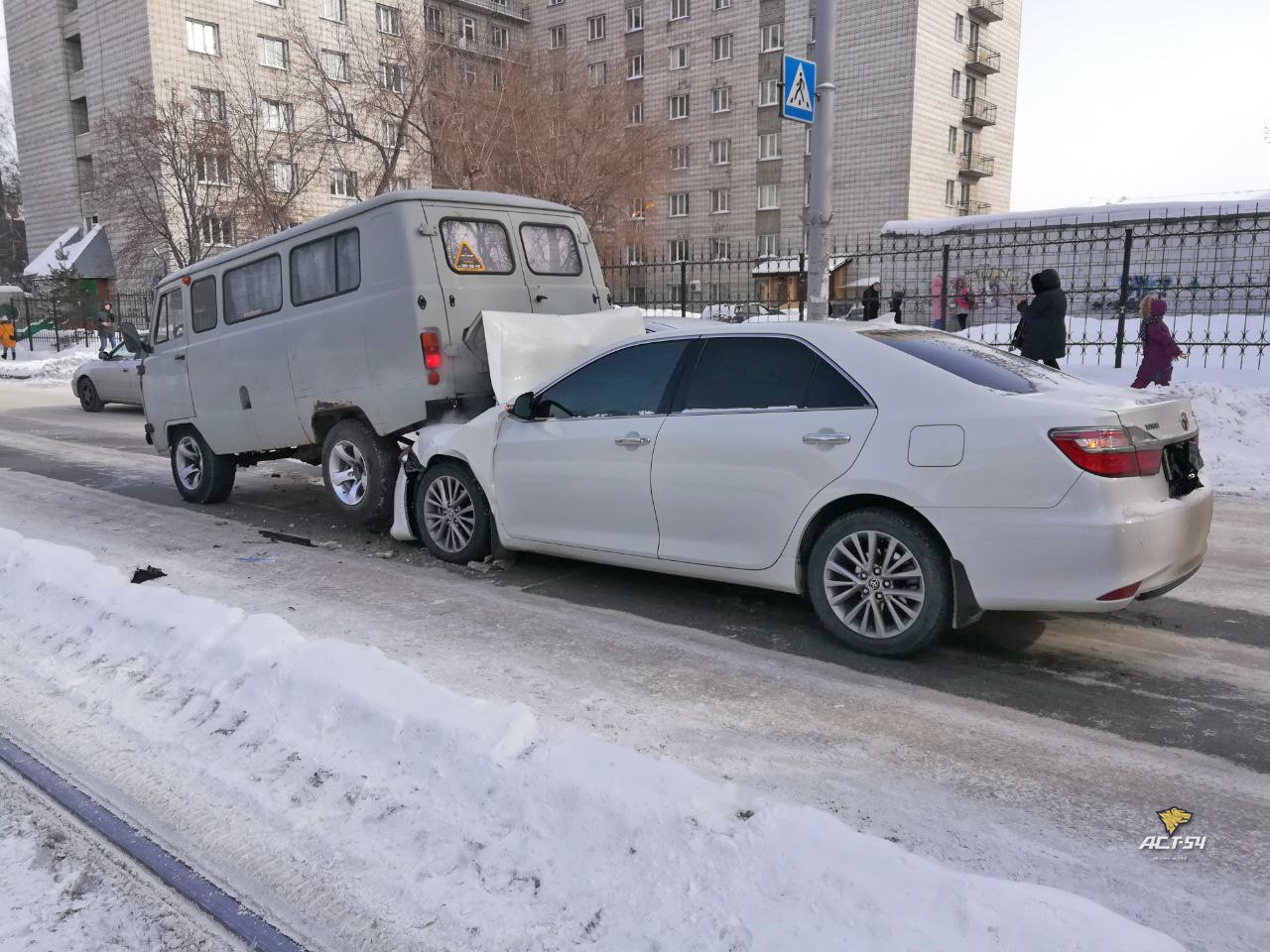 В Новосибирске произошло курьезное ДТП УАЗ «Буханки» и Toyota Camry