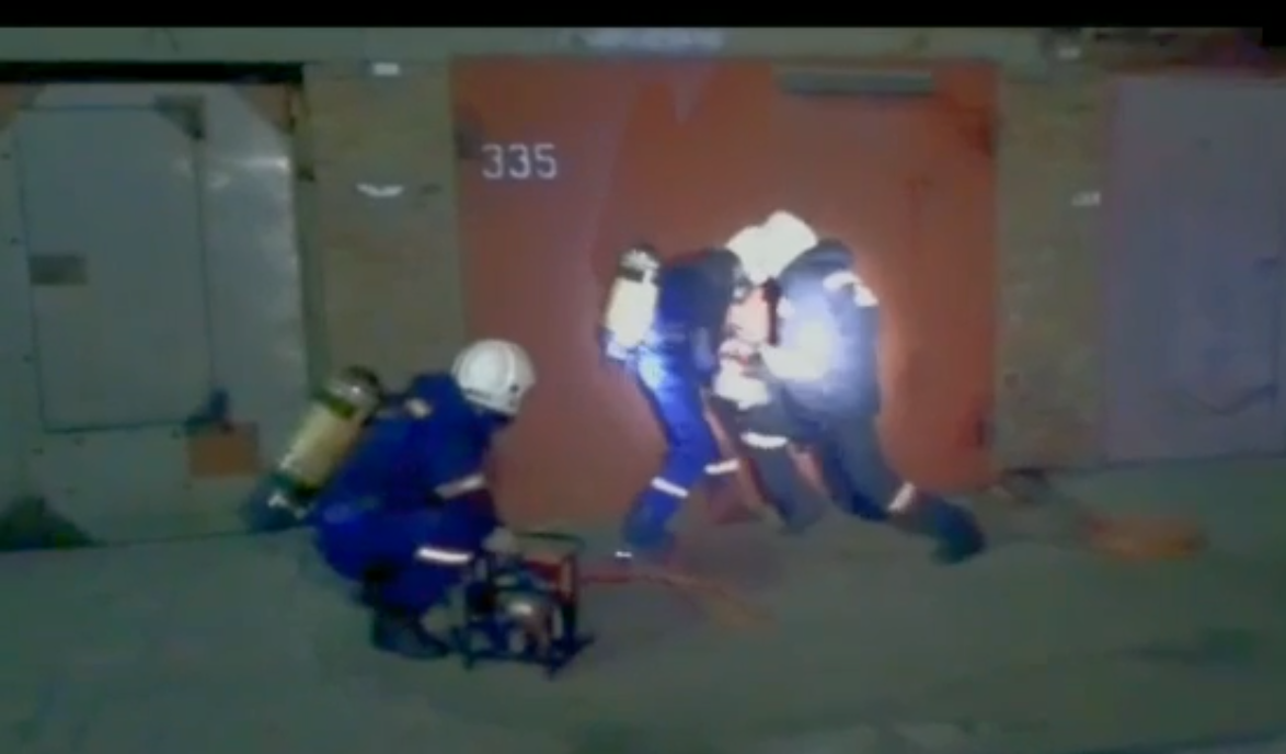 Мужчину без сознания из гаража в Новосибирске вызволяли спасатели МАСС