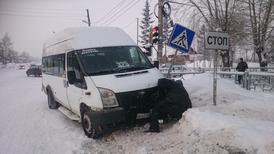 Под Новосибирском произошло ДТП маршрутки с пассажирами и такси