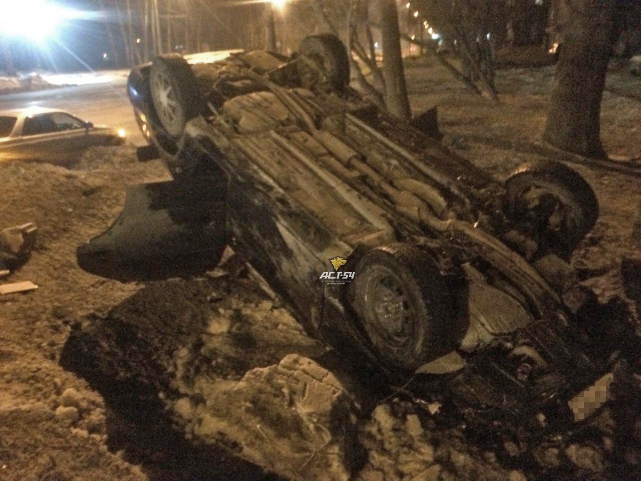 Toyota перевернулась на крышу после ДТП возле отдела полиции в Новосибирске