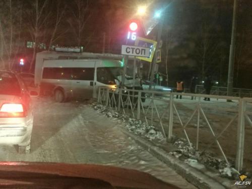 Утром в Новосибирске произошло ДТП с участием автобуса и маршрутки