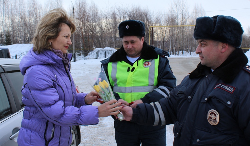 Сотрудники ГИБДД Новосибирска автомобилисткам дарили цветы