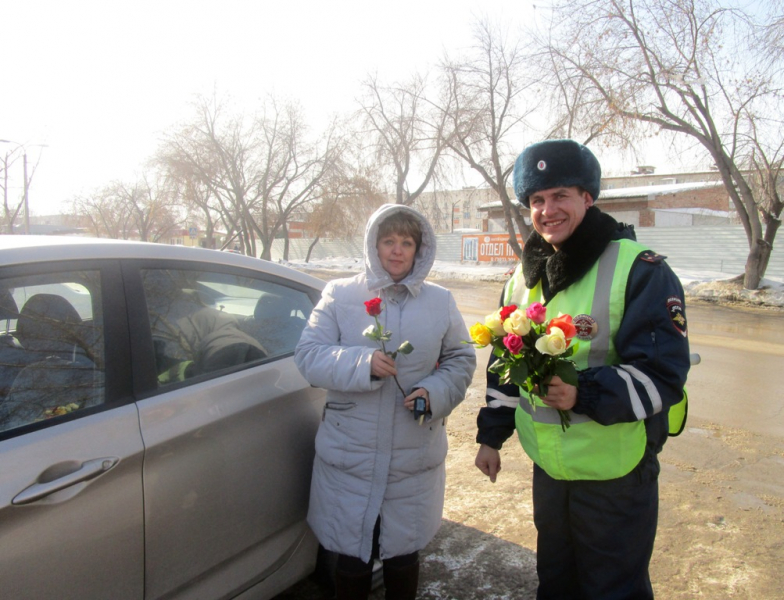 Сотрудники ГИБДД Новосибирска автомобилисткам дарили цветы