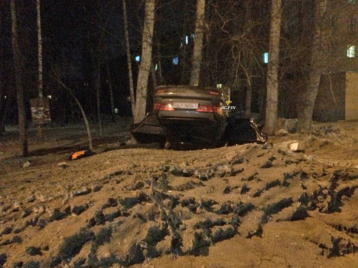 Toyota перевернулась на крышу после ДТП возле отдела полиции в Новосибирске