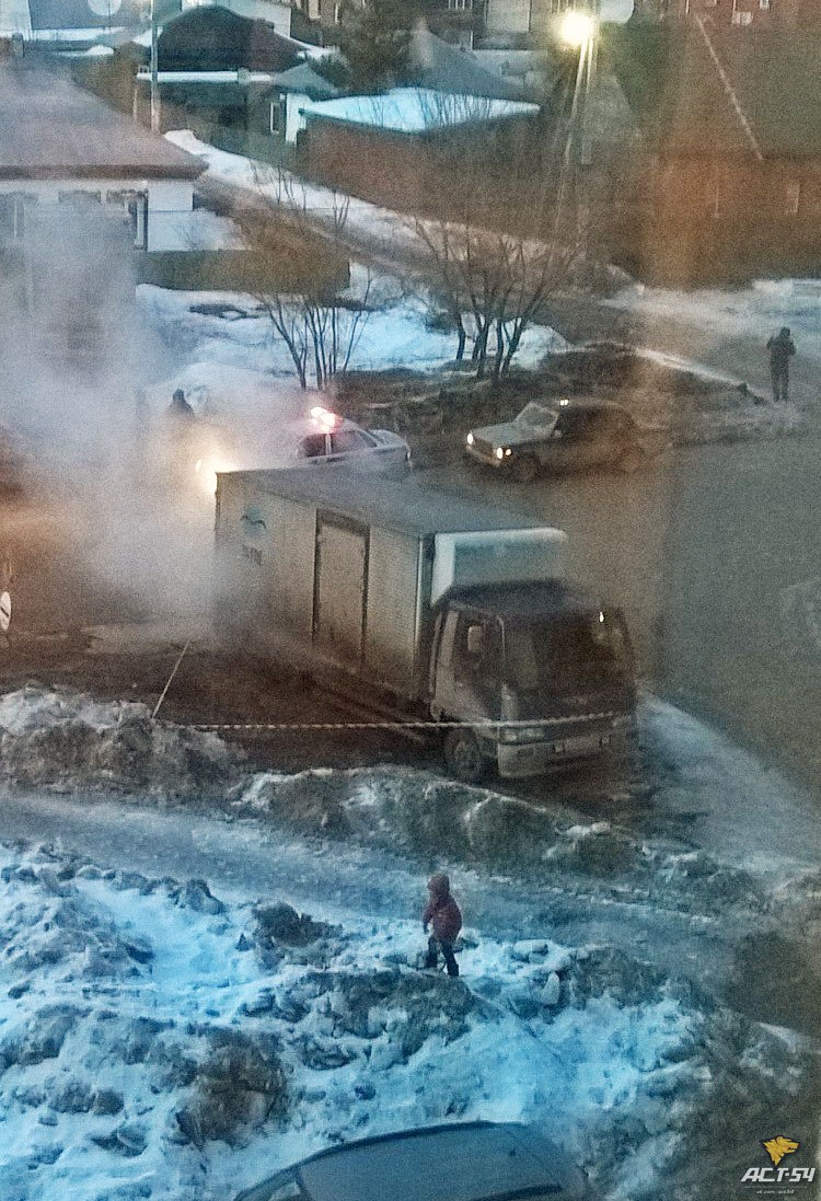 На Полтавской в Новосибирске произошел обвал грунта под весом грузовика