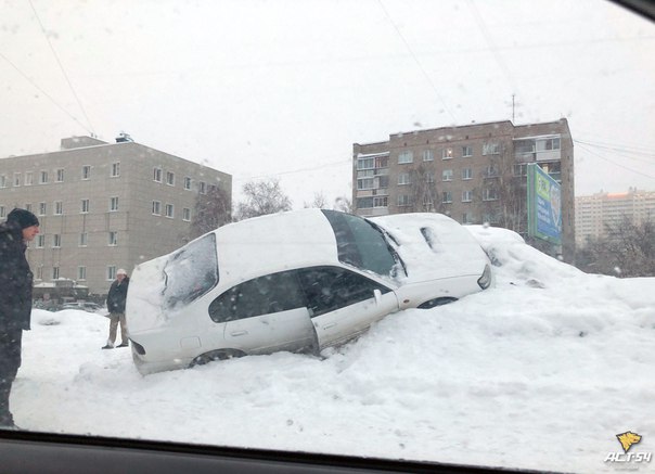 В Новосибирске столкнулись Mitsubishi Grandis и Subaru B4