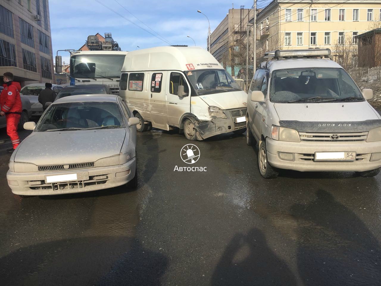 Массовое ДТП в Новосибирске: по Добролюбова проехал грузовик без тормозов