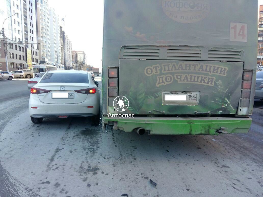В Новосибирске произошло массовое ДТП автобуса, троллейбуса и Мазды