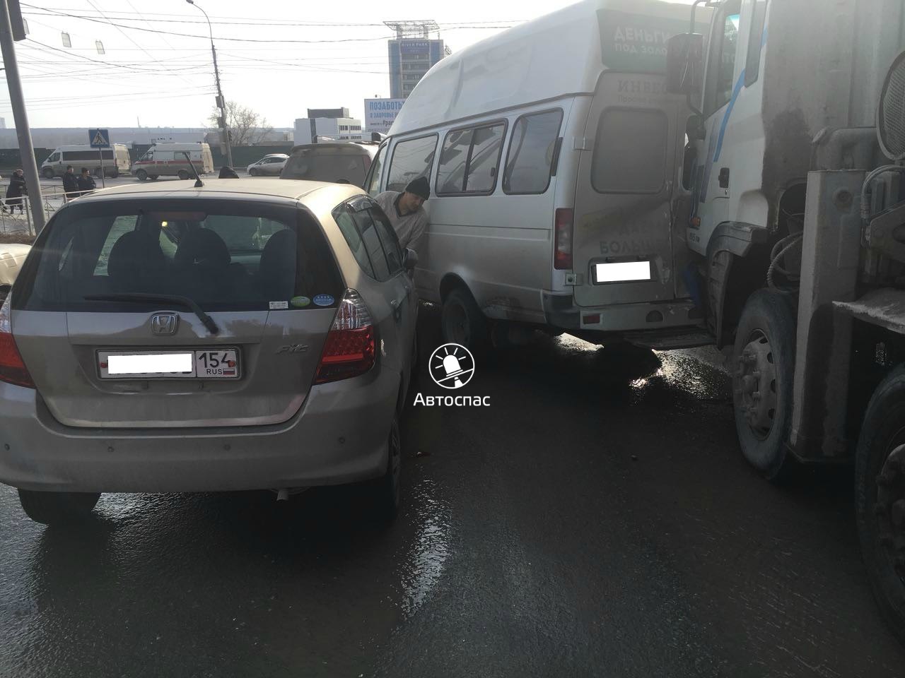 Массовое ДТП в Новосибирске: по Добролюбова проехал грузовик без тормозов
