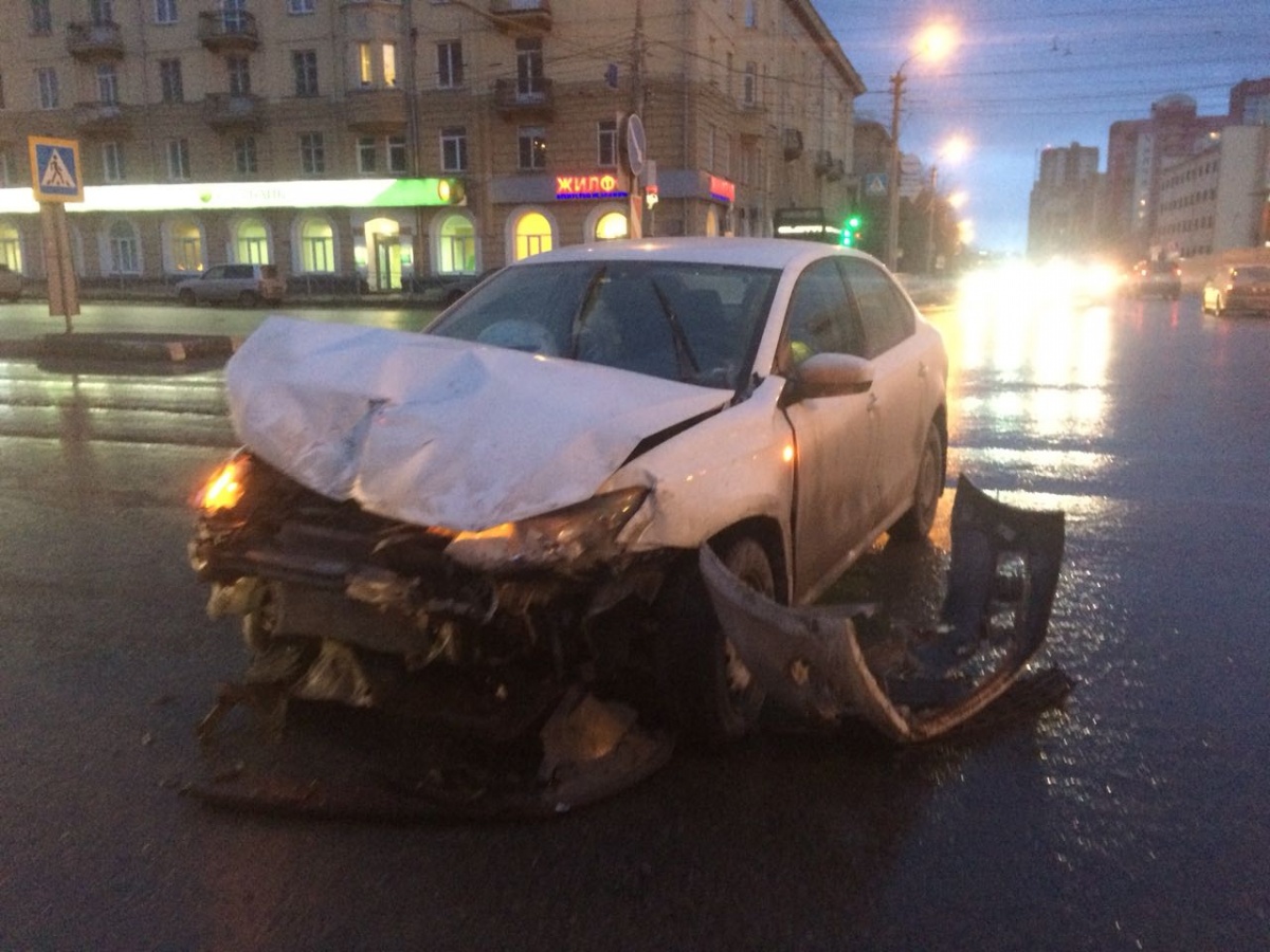 Из-за ДТП двух иномарок на Кирова в Новосибирске покосился светофор