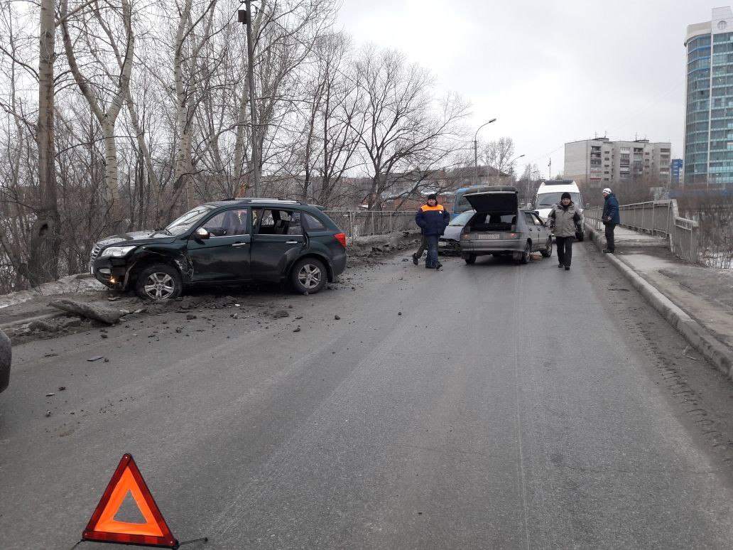 Пассажирка Lifan пострадала в массовом ДТП на трассе под Новосибирском