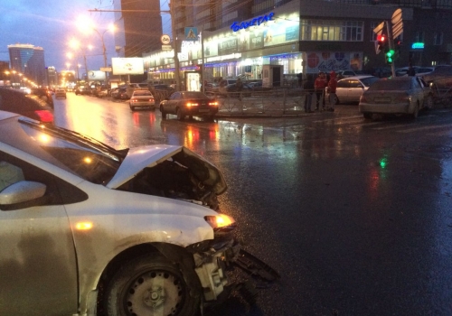 Из-за ДТП двух иномарок на Кирова в Новосибирске покосился светофор