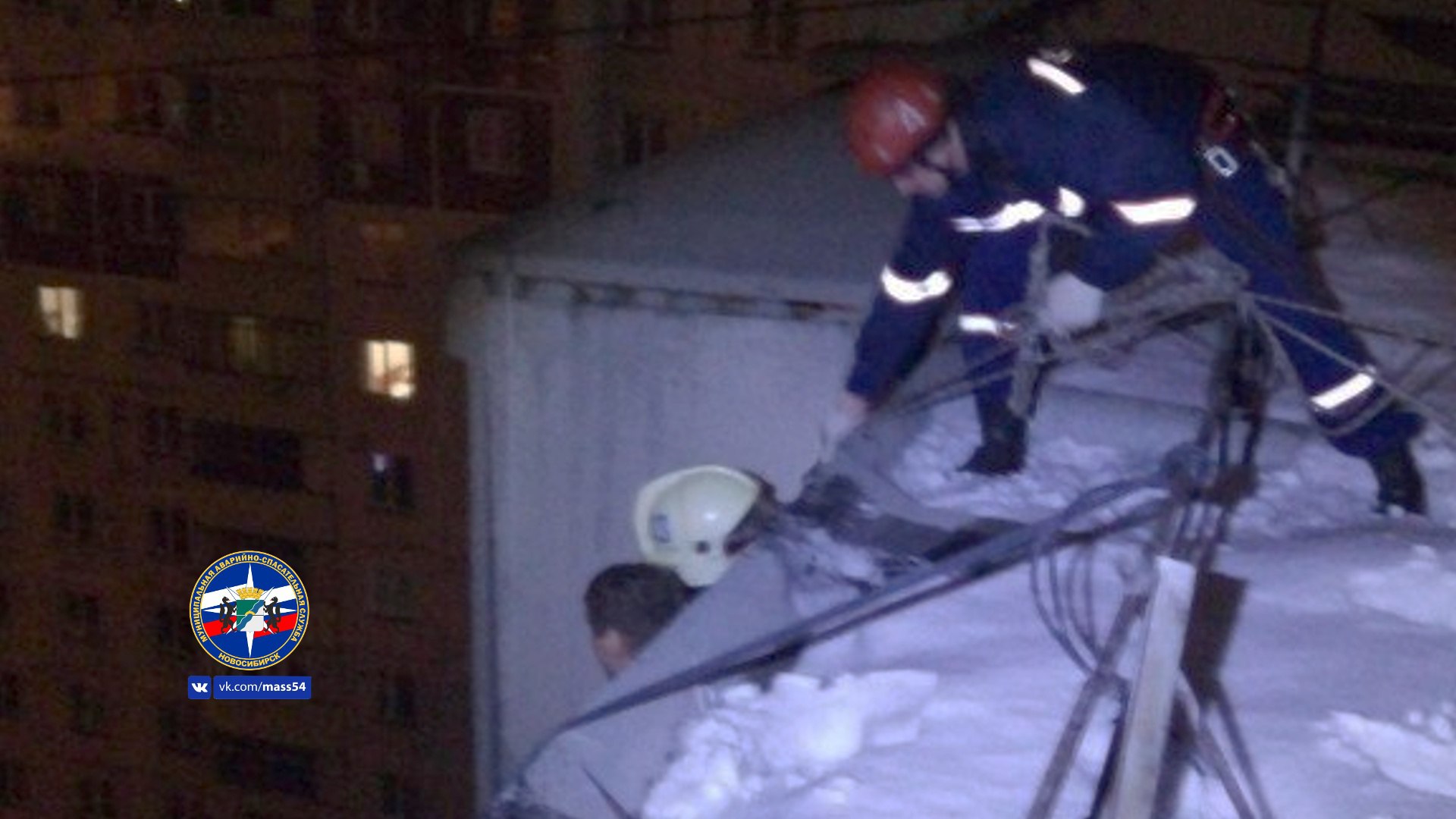 Неадекватного новосибирца ночью снимали с козырька балкона на 9-м этаже