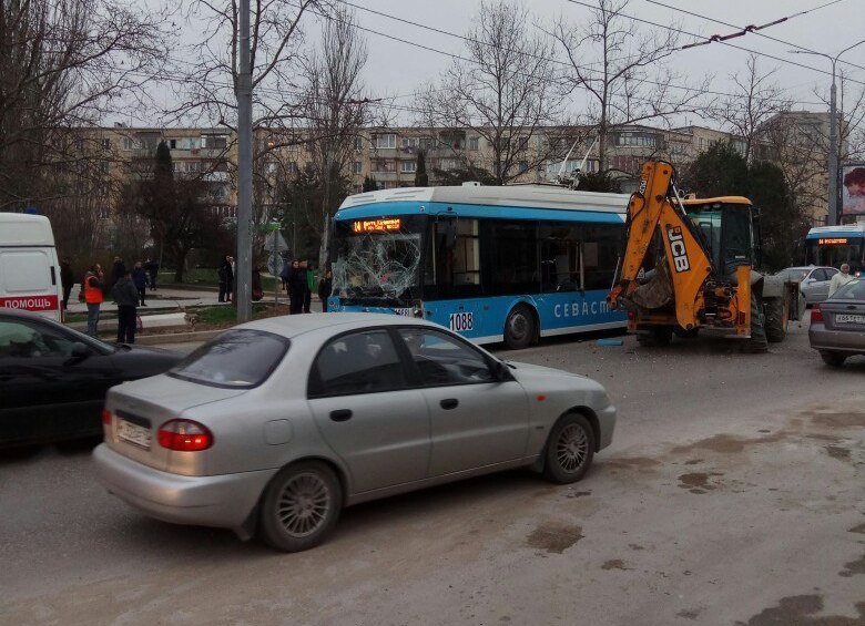 Троллейбус и экскаватор стали участниками ДТП в Севастополе