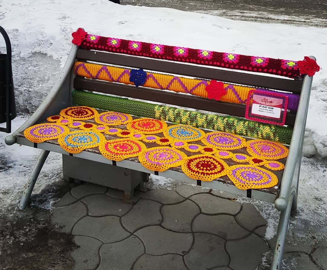 Красивые вязаные скамейки и столбы появились в центре Новосибирска