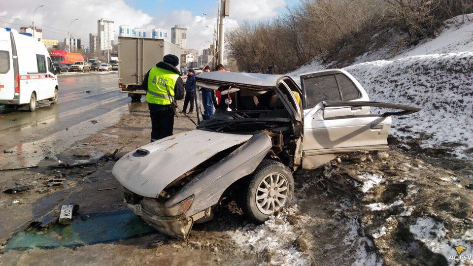 Три человека пострадали в массовом ДТП на Ипподромской в Новосибирске