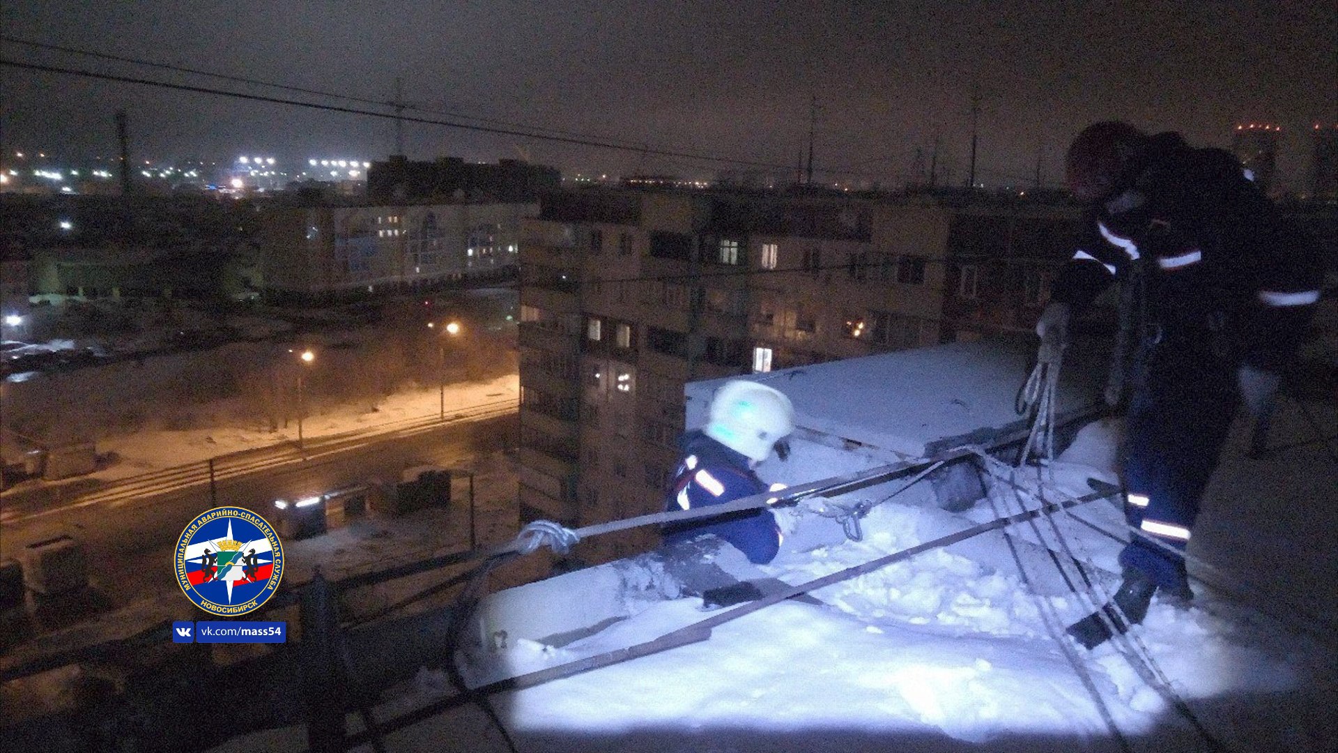 Неадекватного новосибирца ночью снимали с козырька балкона на 9-м этаже
