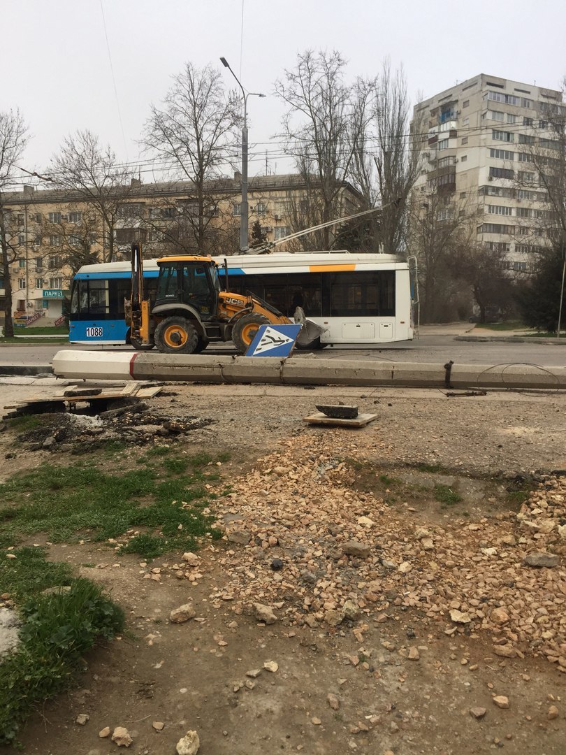 Троллейбус и экскаватор стали участниками ДТП в Севастополе