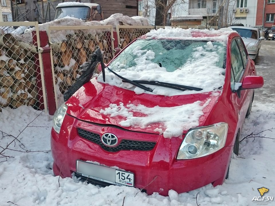 Красную Toyota в Новосибирске разбил упавший с крыши снег