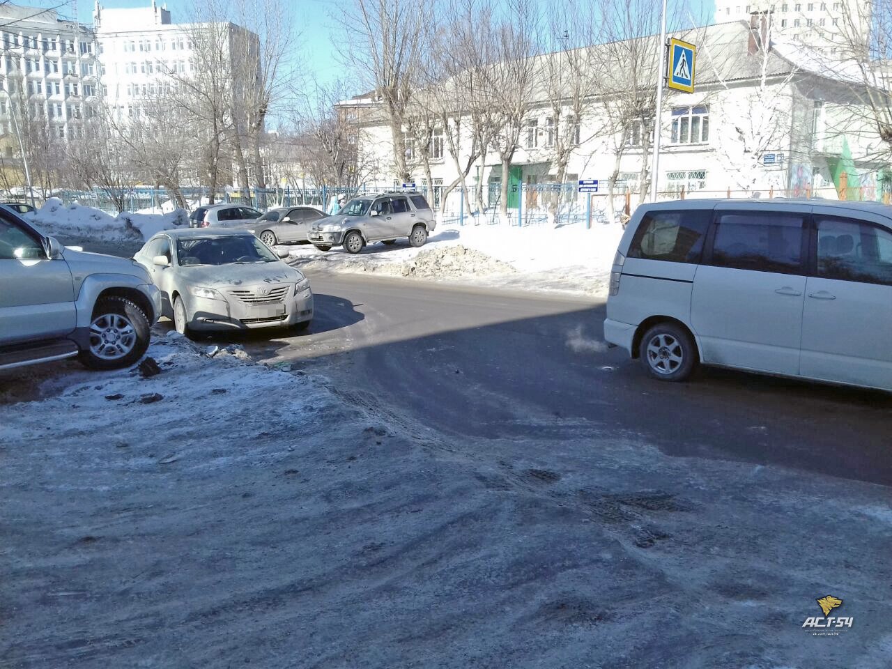 Новосибирск: микроавтобус въехал в натянутый трос на Гоголя